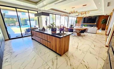 Se vende residencia con alberca y recámara en planta baja en misión de los lagos