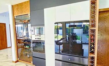 Se vende residencia con alberca y recámara en planta baja en misión de los lagos