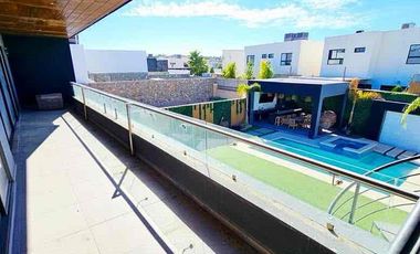 Se vende residencia con alberca y recámara en planta baja en misión de los lagos