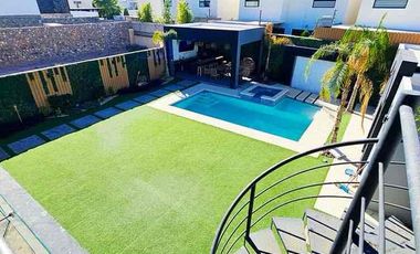 Se vende residencia con alberca y recámara en planta baja en misión de los lagos