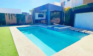 Se vende residencia con alberca y recámara en planta baja en misión de los lagos