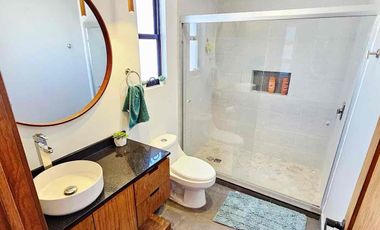 Se vende residencia con alberca y recámara en planta baja en misión de los lagos