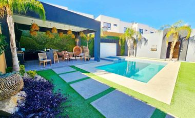 Se vende residencia con alberca y recámara en planta baja en misión de los lagos