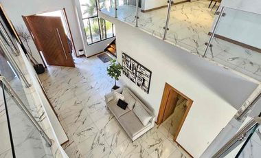 Se vende residencia con alberca y recámara en planta baja en misión de los lagos