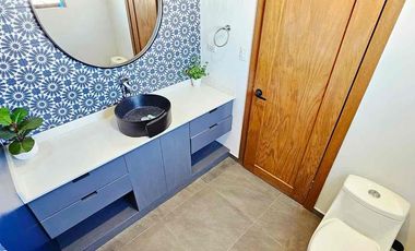 Se vende residencia con alberca y recámara en planta baja en misión de los lagos