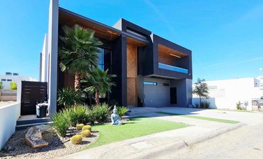 Se vende residencia con alberca y recámara en planta baja en misión de los lagos