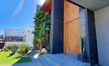 Se vende residencia con alberca y recámara en planta baja en misión de los lagos