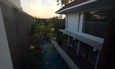 Semi Furnished Siap Huni Rumah di Perumahan Elite Graha Family Blok V