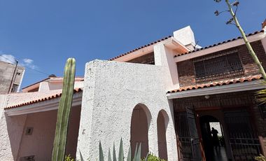 CASA EN VENTA CERCA DE COLOSIO Y ZARAGOZA IDEAL PARA CONSULTORIOS, OFICINAS, ETC.