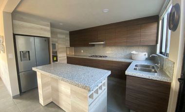 CASA EN SAN MATEO, ZONA ESMERALDA, MODERNA