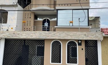 Venta de Casa remodelada de 2 pisos + terraza en ciudadela  Las Orquideas norte de Guayaquil