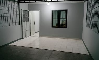 Ruko Strategis 3 Lantai Cengkareng Barat 4x24 SHM Semi Furnished  Dijual ruko siap pakai di cengkareng Unit rapi, lokasi strategis, 3 menit ke SPBU Pe