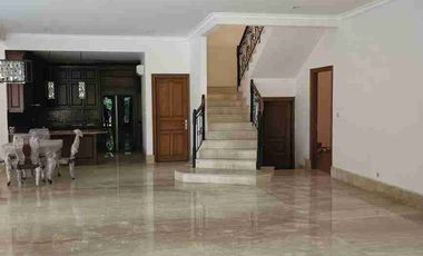SPACIOUS 5BR HOUSE WITH GARDEN AND
SWIMMING POOL SOUTH JAKARTA