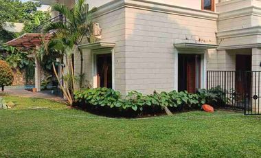 SPACIOUS 5BR HOUSE WITH GARDEN AND
SWIMMING POOL SOUTH JAKARTA