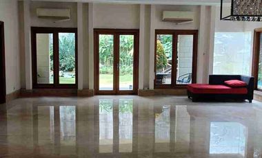SPACIOUS 5BR HOUSE WITH GARDEN AND
SWIMMING POOL SOUTH JAKARTA
