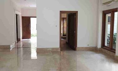 SPACIOUS 5BR HOUSE WITH GARDEN AND
SWIMMING POOL SOUTH JAKARTA
