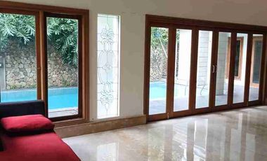 SPACIOUS 5BR HOUSE WITH GARDEN AND
SWIMMING POOL SOUTH JAKARTA