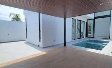 En venta lujosa y moderna casa esquinera de estreno en Isla Celeste, etapa Babor, Nuevo Samborondon