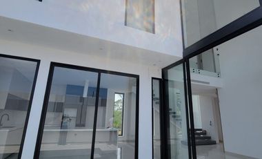 En venta lujosa y moderna casa esquinera de estreno en Isla Celeste, etapa Babor, Nuevo Samborondon