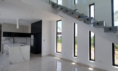 En venta lujosa y moderna casa esquinera de estreno en Isla Celeste, etapa Babor, Nuevo Samborondon