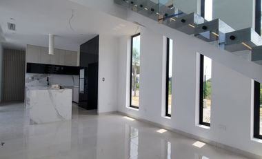 En venta lujosa y moderna casa esquinera de estreno en Isla Celeste, etapa Babor, Nuevo Samborondon