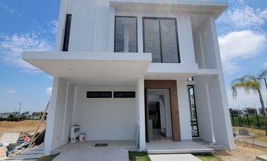 En venta lujosa y moderna casa esquinera de estreno en Isla Celeste, etapa Babor, Nuevo Samborondon
