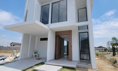 En venta lujosa y moderna casa esquinera de estreno en Isla Celeste, etapa Babor, Nuevo Samborondon