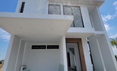 En venta lujosa y moderna casa esquinera de estreno en Isla Celeste, etapa Babor, Nuevo Samborondon