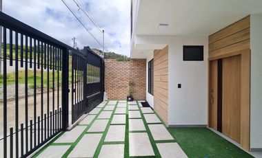 Casa en venta en la urbanización Juan José Castillo al sur de la ciudad de Loja