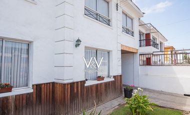 SE VENDE CASA A CUADRAS DE PLAYA CAVANCHA