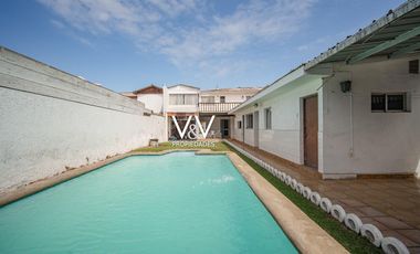 SE VENDE CASA A CUADRAS DE PLAYA CAVANCHA