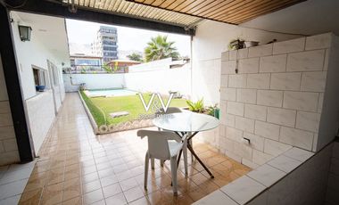 SE VENDE CASA A CUADRAS DE PLAYA CAVANCHA