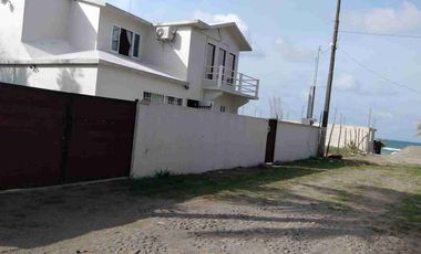 VENDO hermosa casa muy cerca de la playa en fraccionamiento cerrado