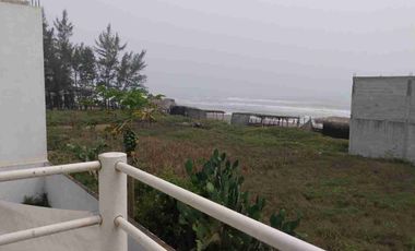 VENDO hermosa casa muy cerca de la playa en fraccionamiento cerrado