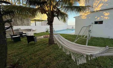 VENDO hermosa casa muy cerca de la playa en fraccionamiento cerrado