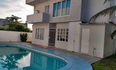 VENDO hermosa casa muy cerca de la playa en fraccionamiento cerrado