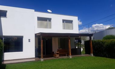 ARMENIA, vendo casa con terreno en conjunto, 3 dormitorios, 2 estacionamientos, seguridad extrema