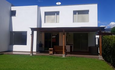 ARMENIA, vendo casa con terreno en conjunto, 3 dormitorios, 2 estacionamientos, seguridad extrema