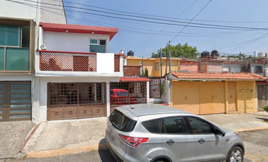 EXCELENTE CASA EN VENTA Y EN PROMOCION HASTA EL MES DE DICIEMBRE U7BICADA EN SANTA vERACRUZ 15 LOTE 48 NZA10 VALLE DE STA MONICA TLALNEPANTLA EDO DE M
