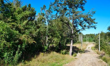 PARCELA REBAJADA CON ESTERO, LUZ, AGUA Y FIBRA ÓPTICA YA INSTALADA, LISTAS PARA CONSTRUIR