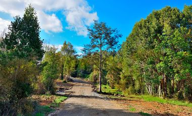 PARCELA REBAJADA CON ESTERO, LUZ, AGUA Y FIBRA ÓPTICA YA INSTALADA, LISTAS PARA CONSTRUIR
