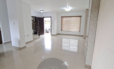 En Celessia Se Vende LInda Casa Semiamoblada con a/a; lámparas y cortinas de 3 dormitorios