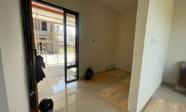 Bosstania Triyagan 2 Lantai – Rumah Keluarga Modern Dekat Kampus UNS