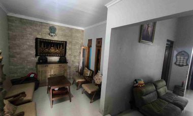 Rumah semi Kos di UMS murah BU
