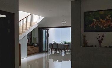 Dijual Rumah Bagus Keren Furnish siap Huni Bersih dan Terawat Lokasi di Pusat Kota Kembar Mas Bandung