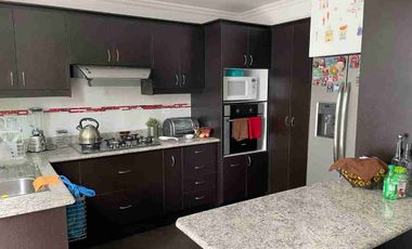 CASA CON TERRAZA DE VENTA EN CONOCOTO VALLE DE LOS CHILLOS