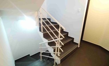 CASA CON TERRAZA DE VENTA EN CONOCOTO VALLE DE LOS CHILLOS