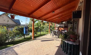 Se Vende Amplia y Luminosa Casa 3D/2B con Piscina en Condominio en Alto Macul