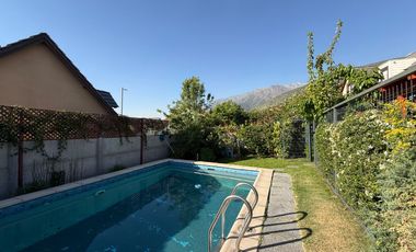 Se Vende Amplia y Luminosa Casa 3D/2B con Piscina en Condominio en Alto Macul