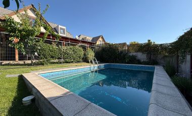 Se Vende Amplia y Luminosa Casa 3D/2B con Piscina en Condominio en Alto Macul